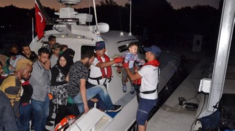 İ­z­m­i­r­’­d­e­ ­4­2­ ­g­ö­ç­m­e­n­ ­y­a­k­a­l­a­n­d­ı­